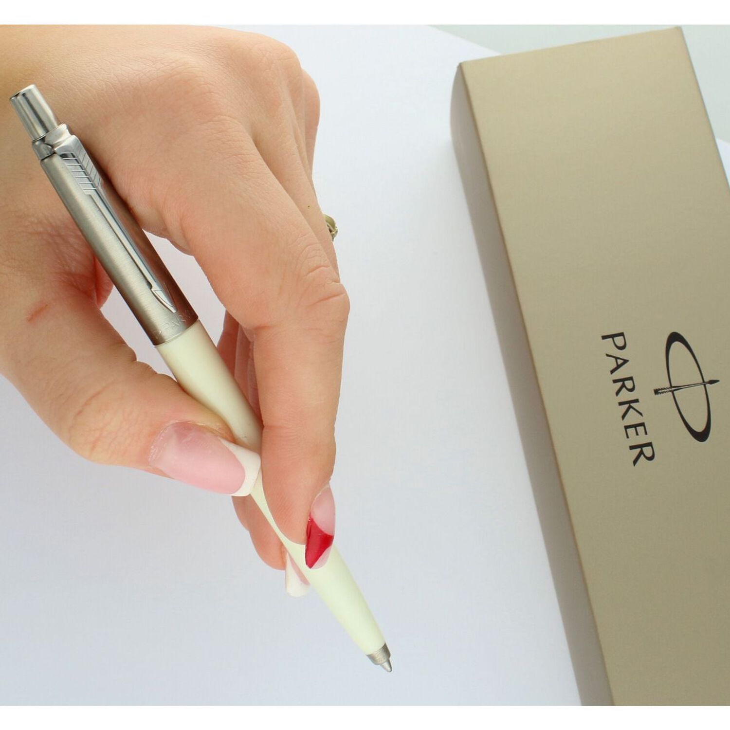 Jotter BP60 Długopis kremowy PARKER  to propozycja skierowana dla osób lubiących delikatne, a zarazem eleganckie połączenia w nowoczesnym wydaniu.3.jpg